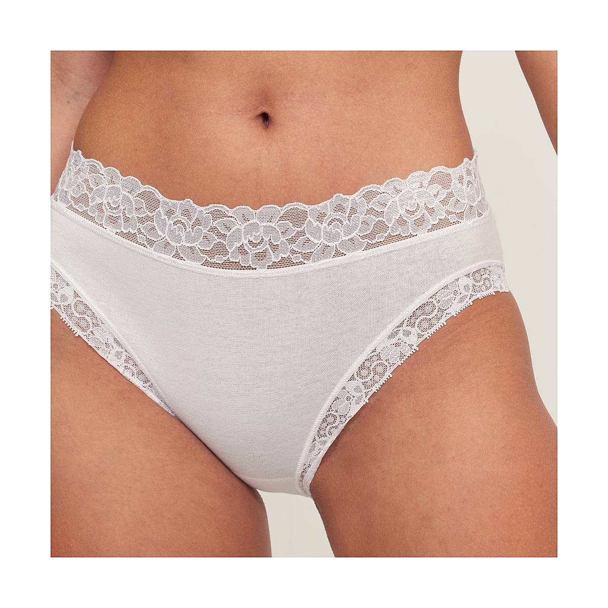 Ferry's WIDE LACE TRIM PANTY